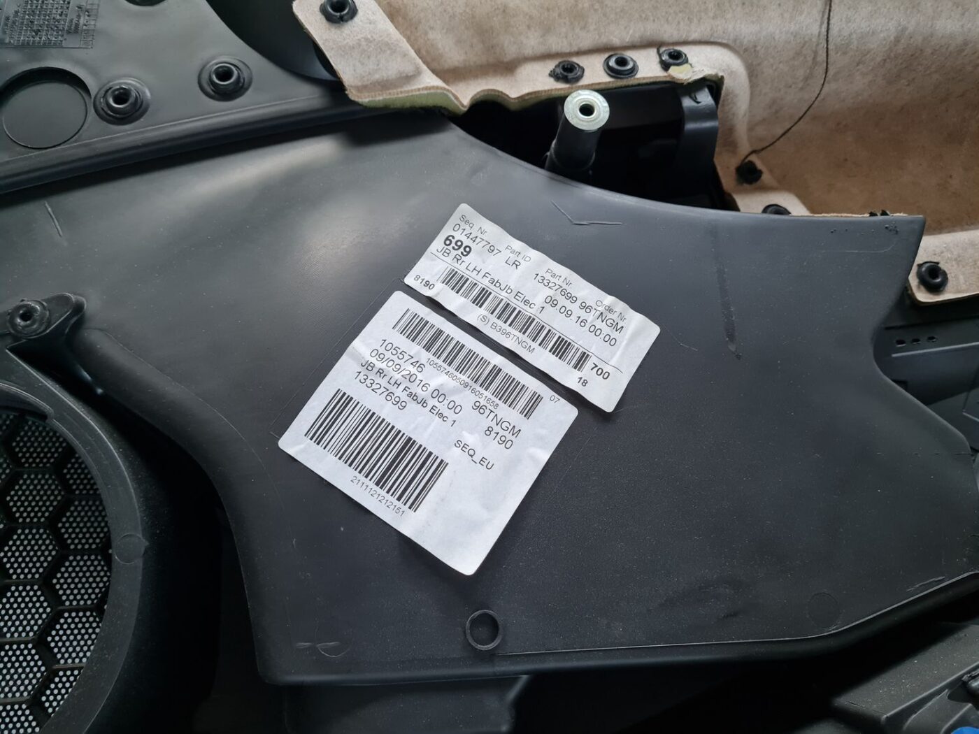 Aizmugurējo kreiso durvju apdare priekš OPEL INSIGNIA 2016 3 Aizmugurējo kreiso durvju apdare priekš OPEL INSIGNIA 2016