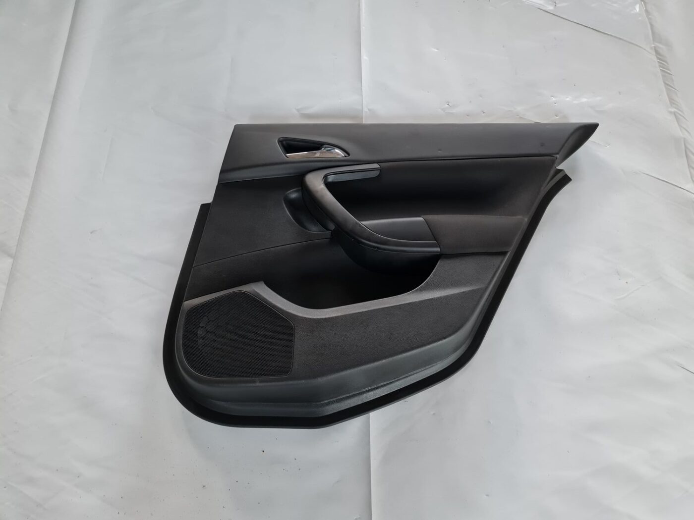 Aizmugurējo labo durvju apdare priekš OPEL INSIGNIA 2016 1 Aizmugurējo labo durvju apdare priekš OPEL INSIGNIA 2016