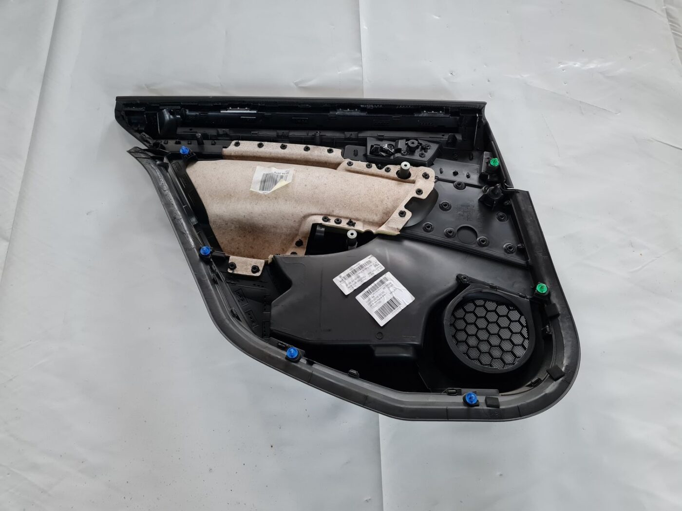 Aizmugurējo labo durvju apdare priekš OPEL INSIGNIA 2016 4 Aizmugurējo labo durvju apdare priekš OPEL INSIGNIA 2016