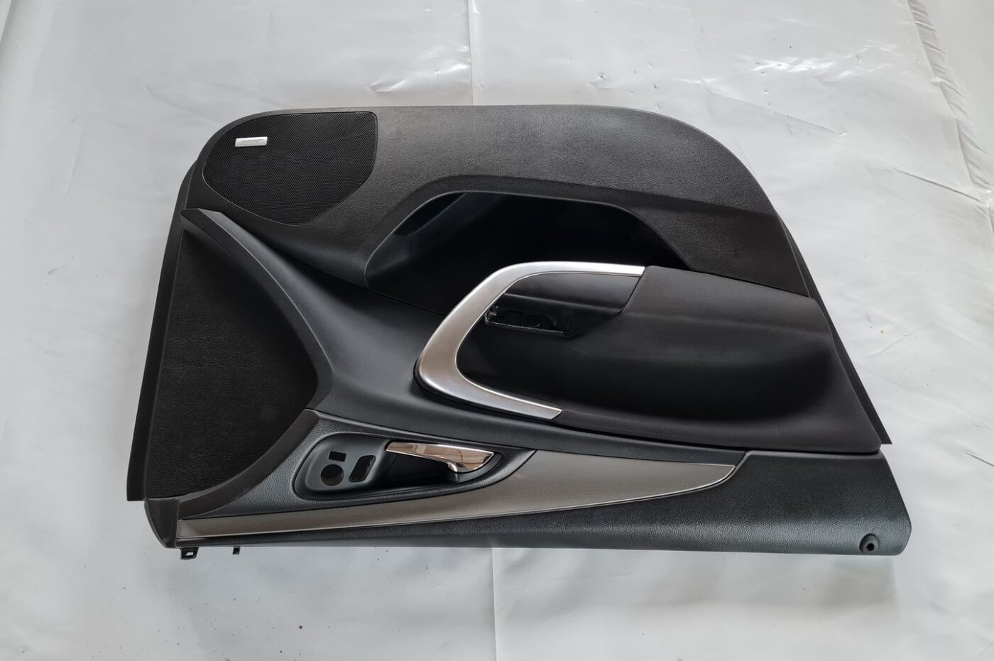 Priekšējo kreiso durvju apdare priekš OPEL INSIGNIA 2016 2 Priekšējo kreiso durvju apdare priekš OPEL INSIGNIA 2016