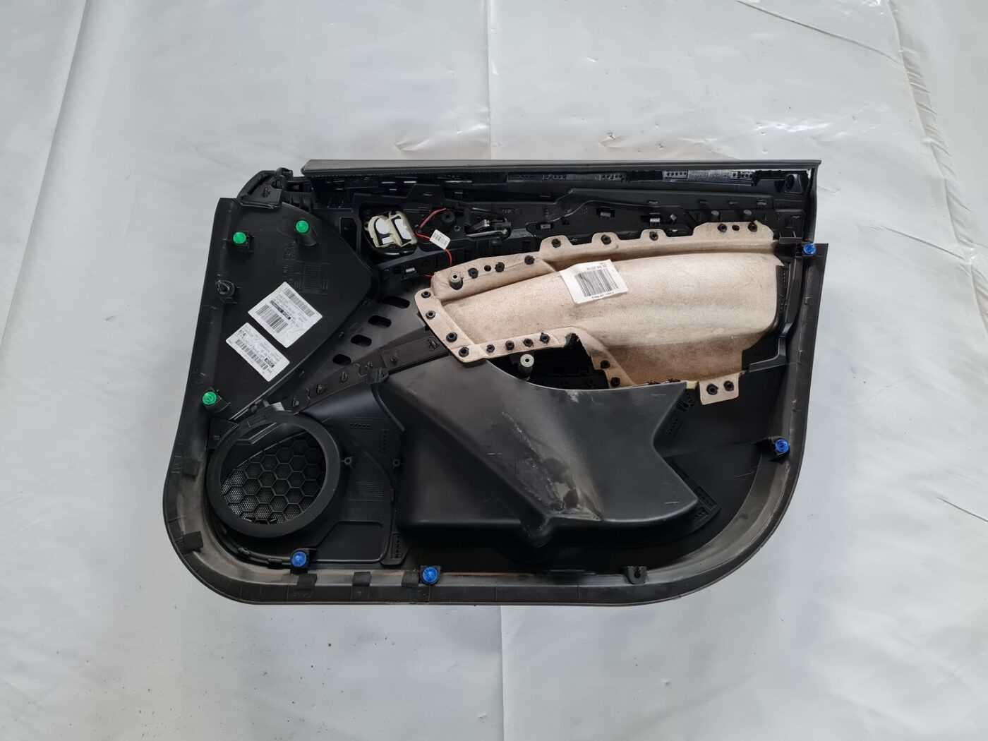 Priekšējo kreiso durvju apdare priekš OPEL INSIGNIA 2016 4 Priekšējo kreiso durvju apdare priekš OPEL INSIGNIA 2016