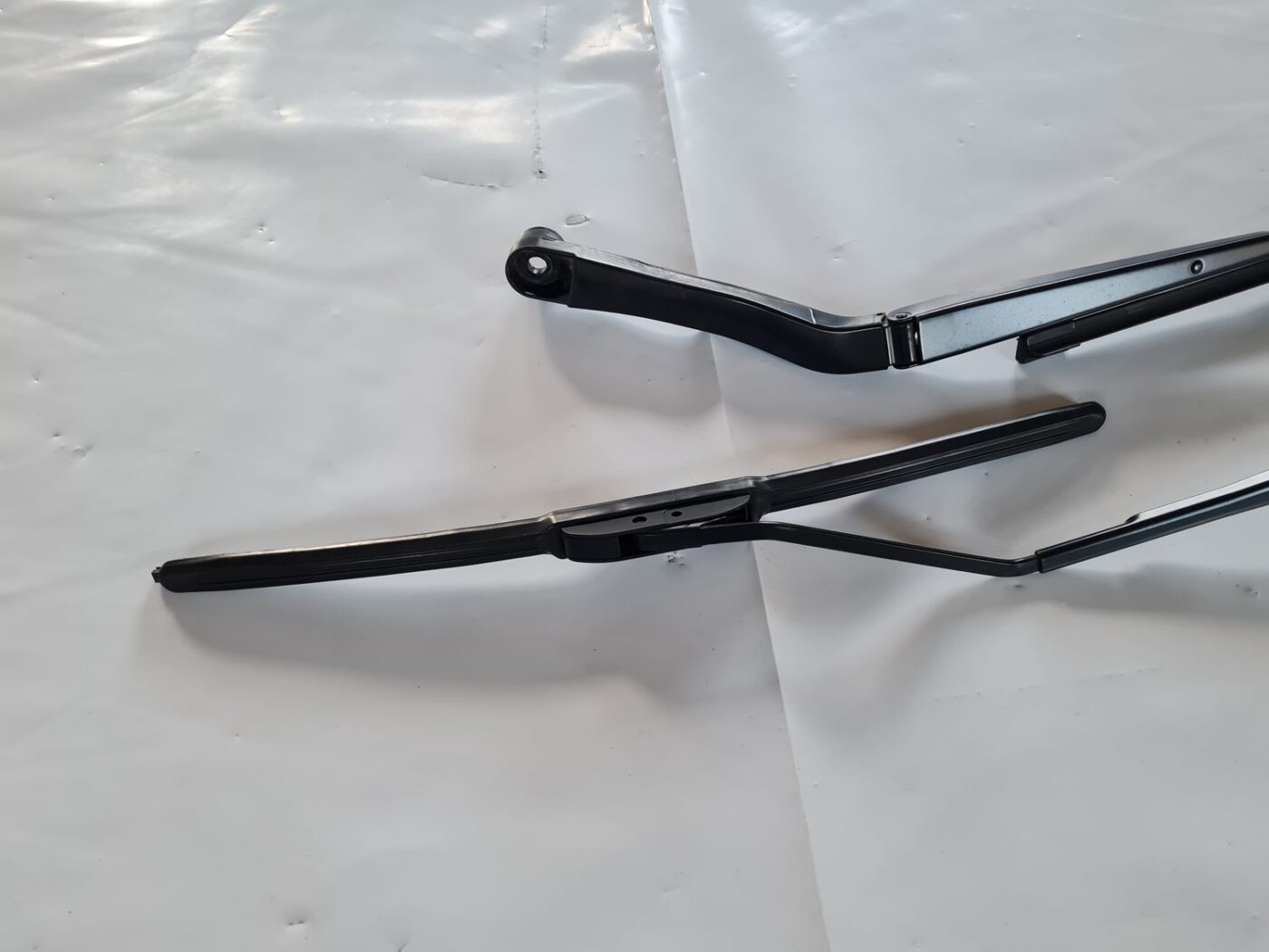 Vējstikla slotu turētāju komplekts priekš OPEL INSIGNIA 2016 2 Vējstikla slotu turētāju komplekts priekš OPEL INSIGNIA 2016