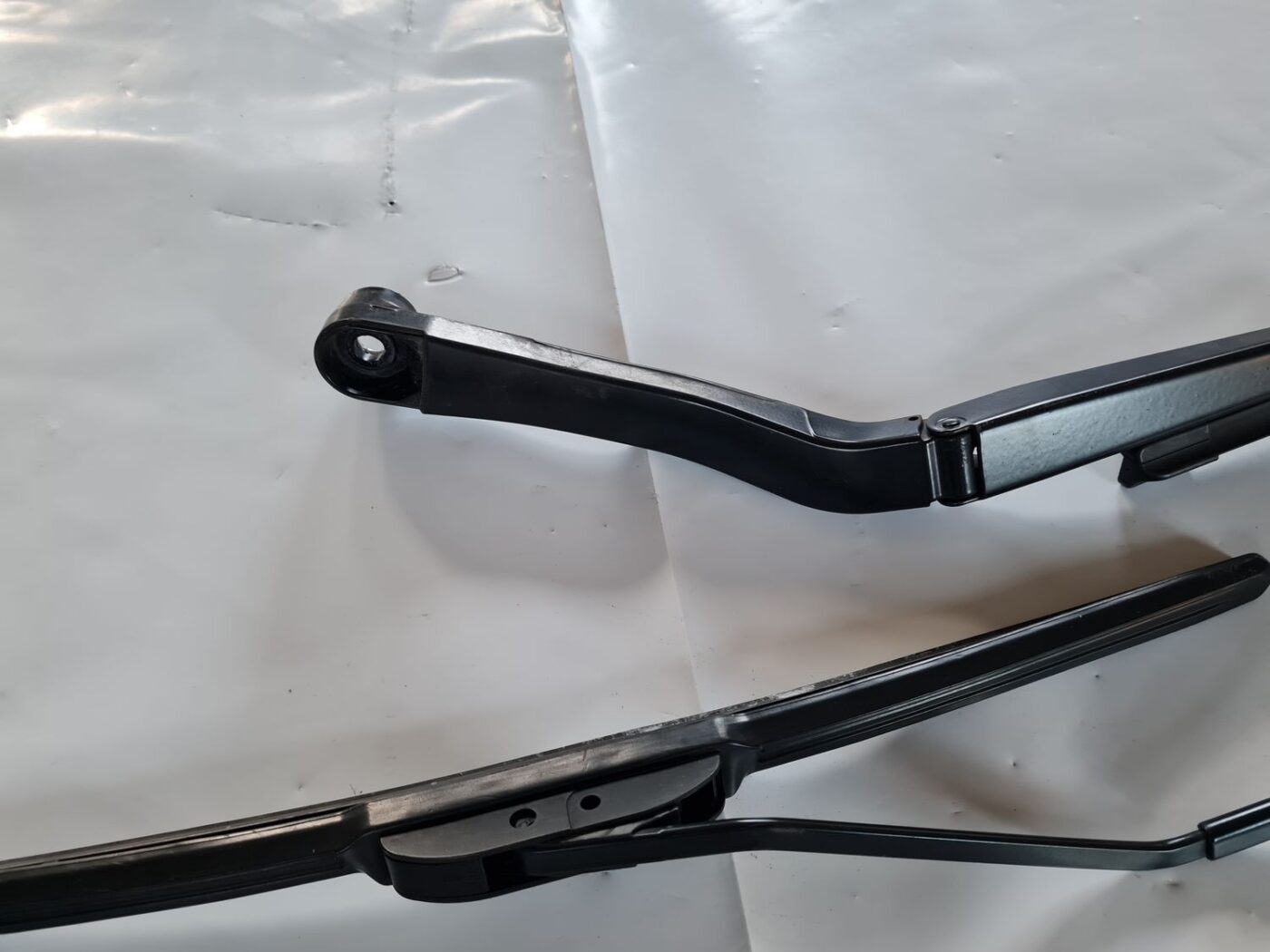 Vējstikla slotu turētāju komplekts priekš OPEL INSIGNIA 2016 5 Vējstikla slotu turētāju komplekts priekš OPEL INSIGNIA 2016