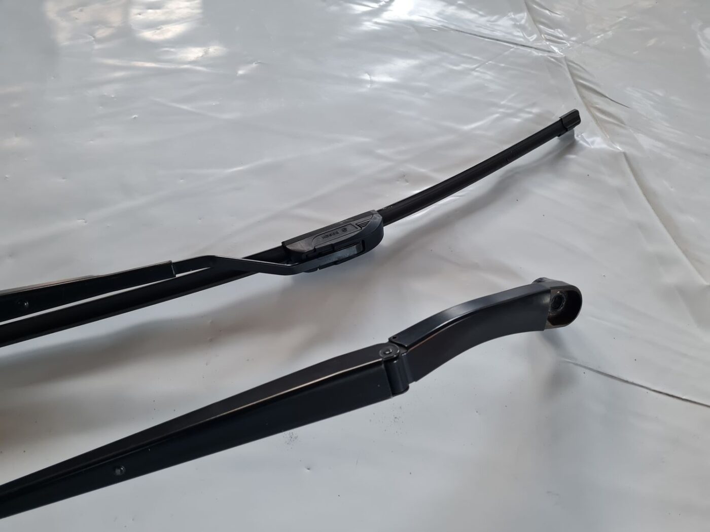 Vējstikla slotu turētāju komplekts priekš OPEL INSIGNIA 2016 4 Vējstikla slotu turētāju komplekts priekš OPEL INSIGNIA 2016