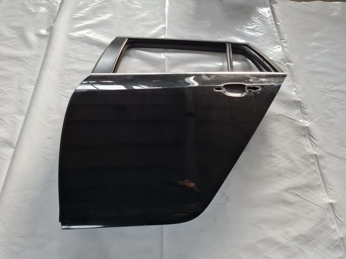 Aizmugurējās kreisās durvis priekš OPEL INSIGNIA 2016 1 Aizmugurējās kreisās durvis priekš OPEL INSIGNIA 2016