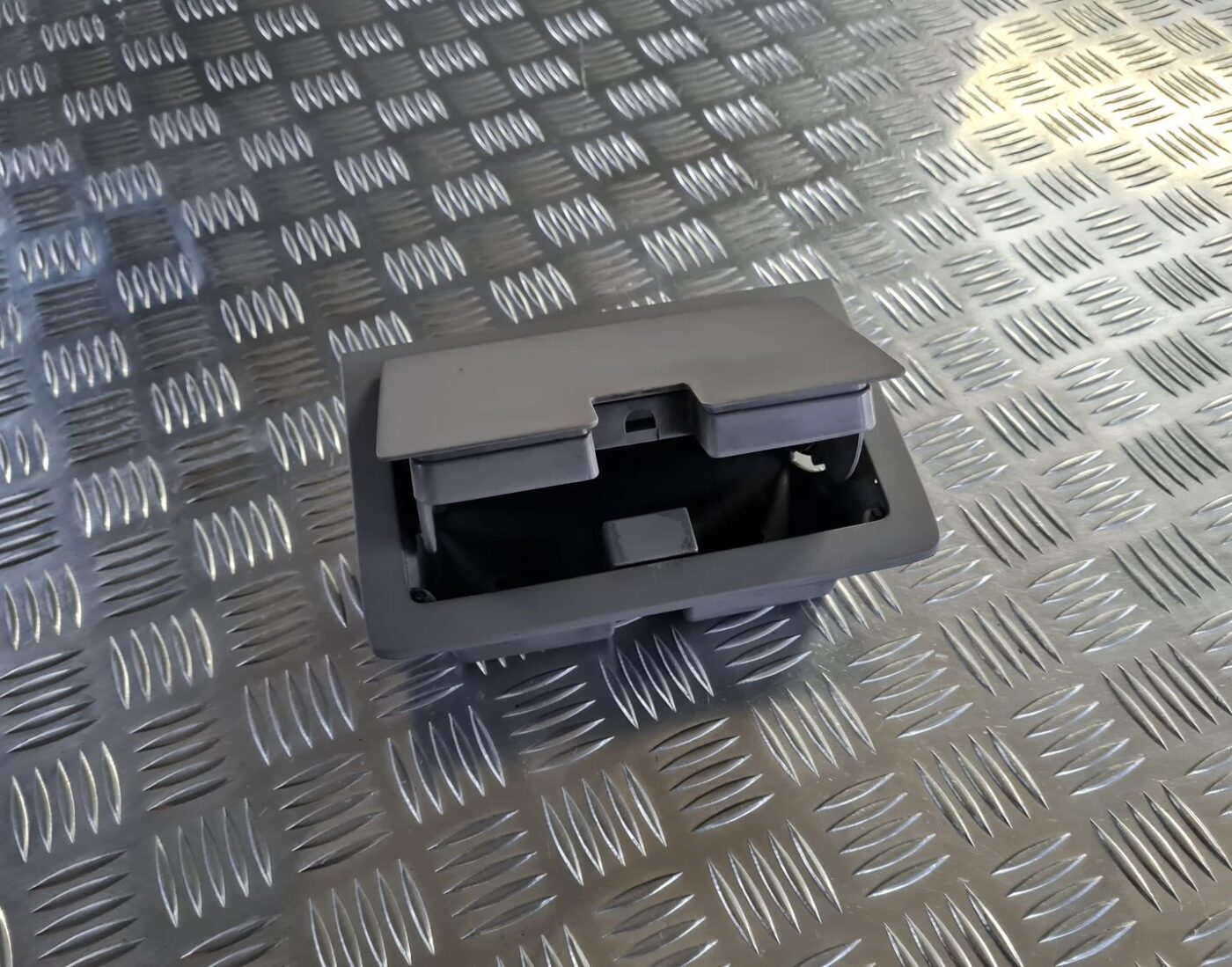 Briļļu uzglabāšanas nodalījums priekš OPEL VECTRA C 2008 2 Briļļu uzglabāšanas nodalījums priekš OPEL VECTRA C 2008