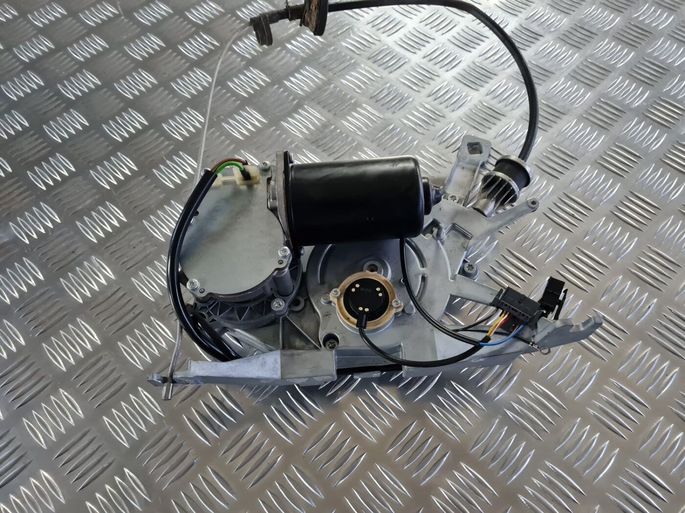 Bagažnieka vāka pacelšanas mehānisms priekš OPEL VECTRA C 2008 2 Bagažnieka vāka pacelšanas mehānisms priekš OPEL VECTRA C 2008