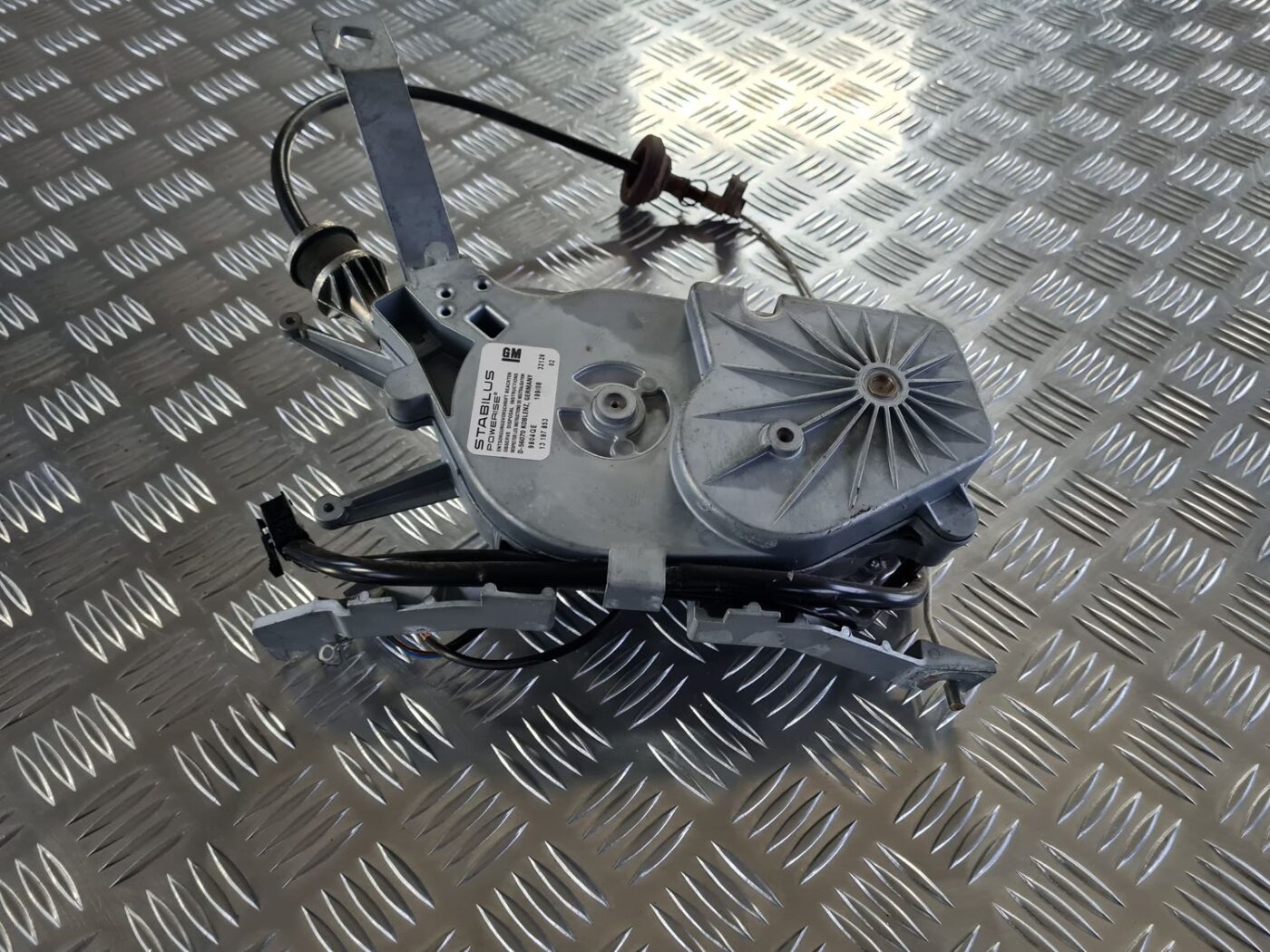 Bagažnieka vāka pacelšanas mehānisms priekš OPEL VECTRA C 2008 3 Bagažnieka vāka pacelšanas mehānisms priekš OPEL VECTRA C 2008