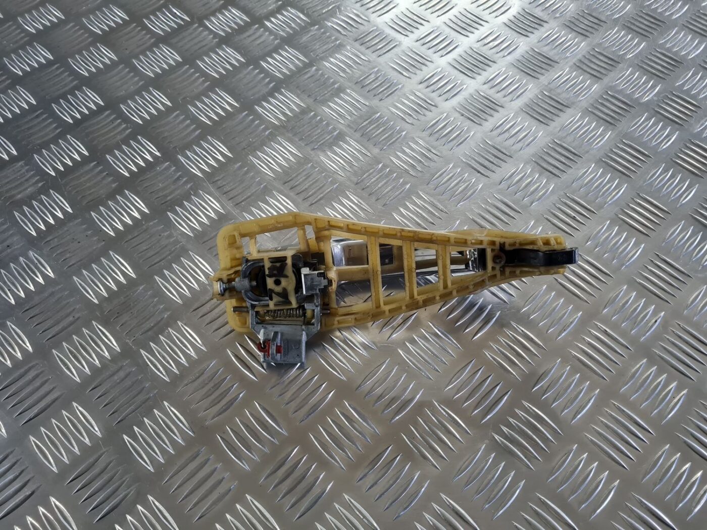 Aizmugurējais kreisais durvju rokturis priekš OPEL VECTRA C 2008 2 Aizmugurējais kreisais durvju rokturis priekš OPEL VECTRA C 2008