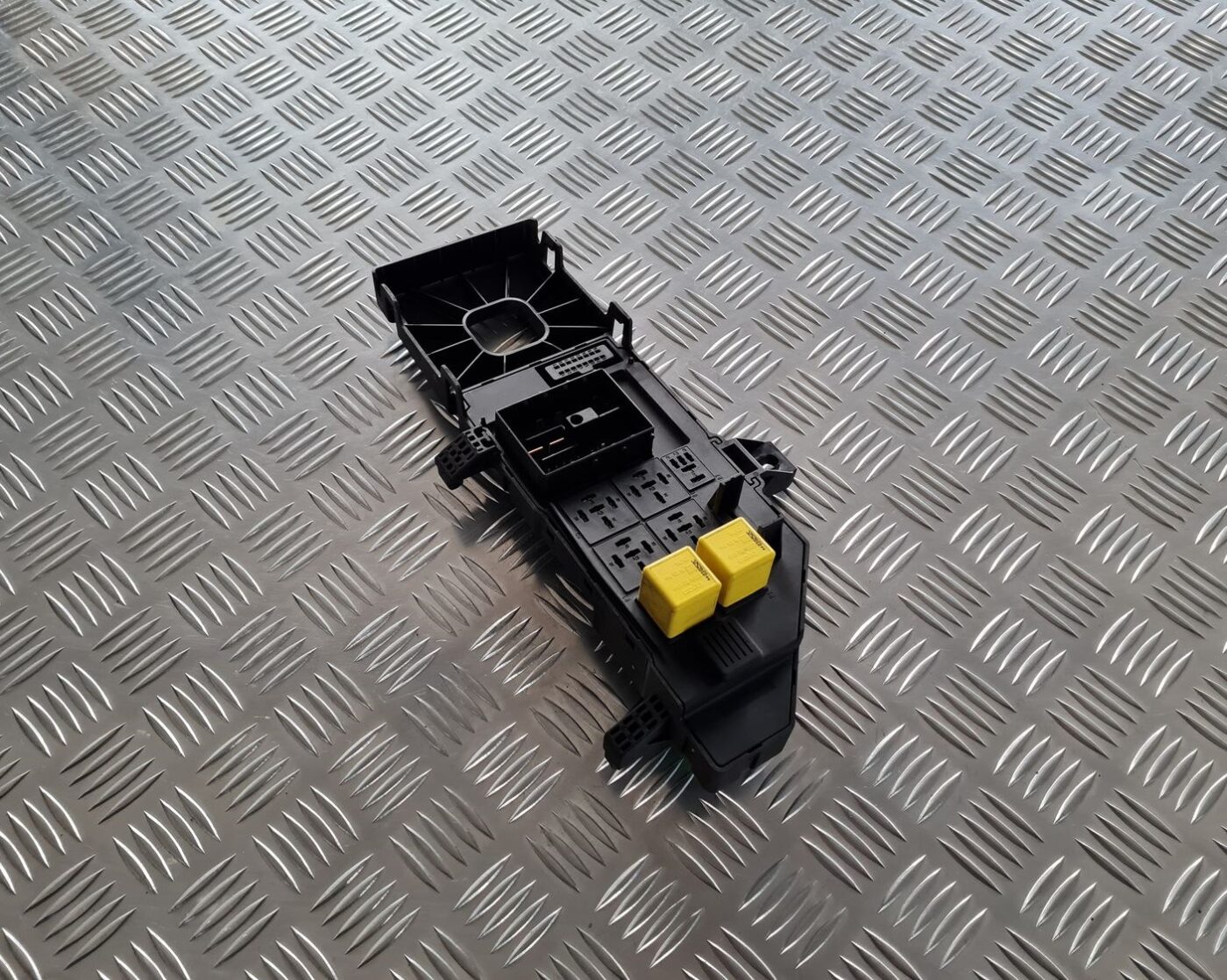 Drošinātāju bloks priekš OPEL VECTRA C 2002 1 Drošinātāju bloks priekš OPEL VECTRA C 2002