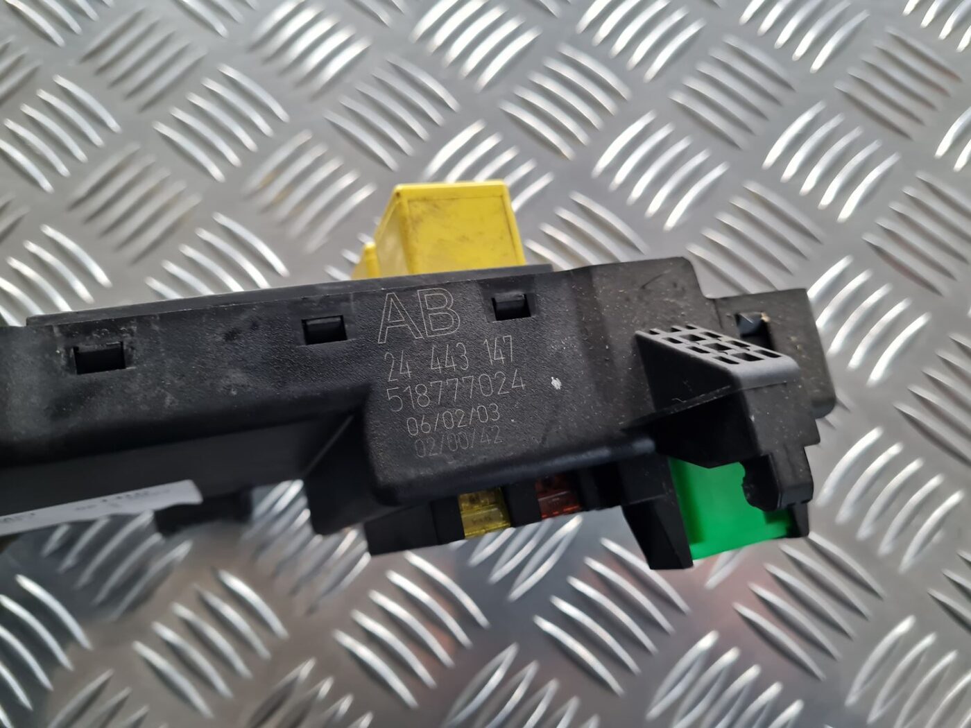 Drošinātāju bloks priekš OPEL VECTRA C 2002 3 Drošinātāju bloks priekš OPEL VECTRA C 2002