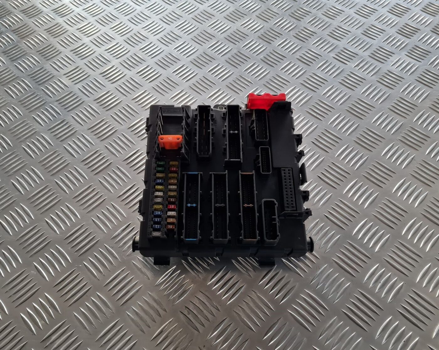 Drošinātāju bloks priekš OPEL VECTRA C 2002 1 Drošinātāju bloks priekš OPEL VECTRA C 2002