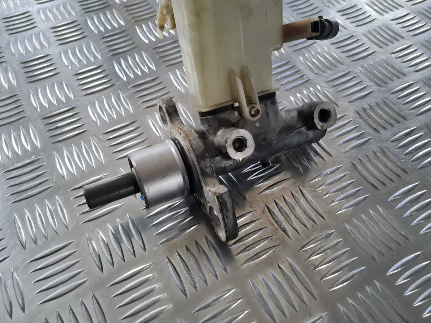 Bremžu pastiprinātāja galvenais cilindrs priekš OPEL VECTRA C 2002 2 Bremžu pastiprinātāja galvenais cilindrs priekš OPEL VECTRA C 2002