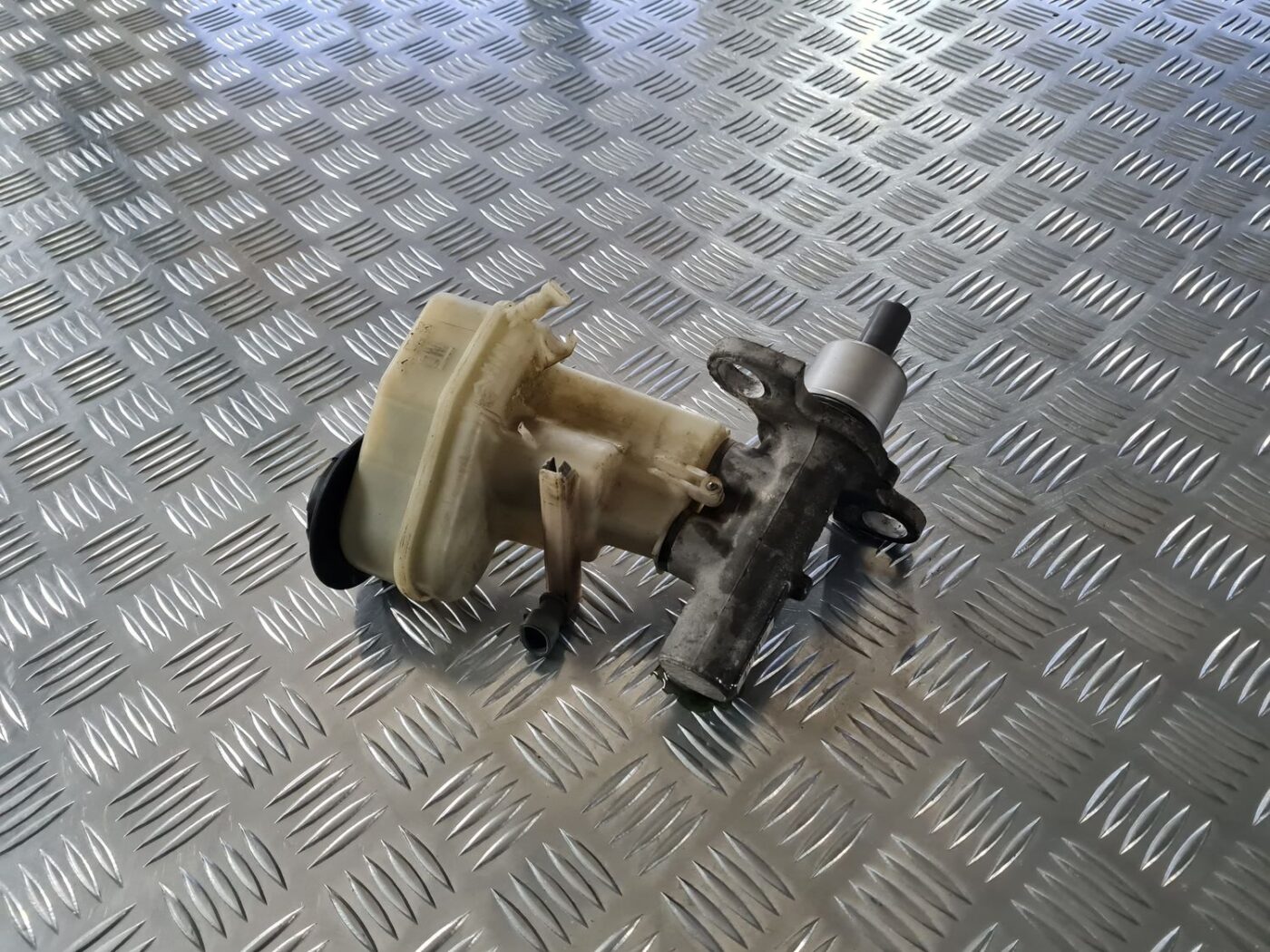 Bremžu pastiprinātāja galvenais cilindrs priekš OPEL VECTRA C 2002 3 Bremžu pastiprinātāja galvenais cilindrs priekš OPEL VECTRA C 2002