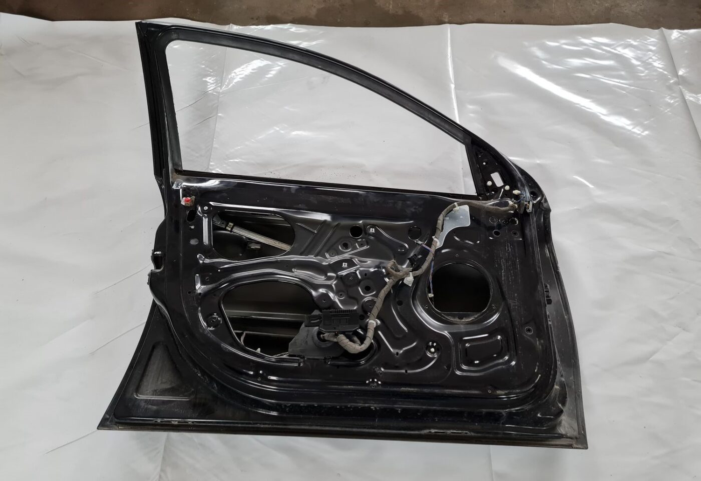 Priekšējās kreisās durvis priekš OPEL VECTRA C 2002 4 Priekšējās kreisās durvis priekš OPEL VECTRA C 2002