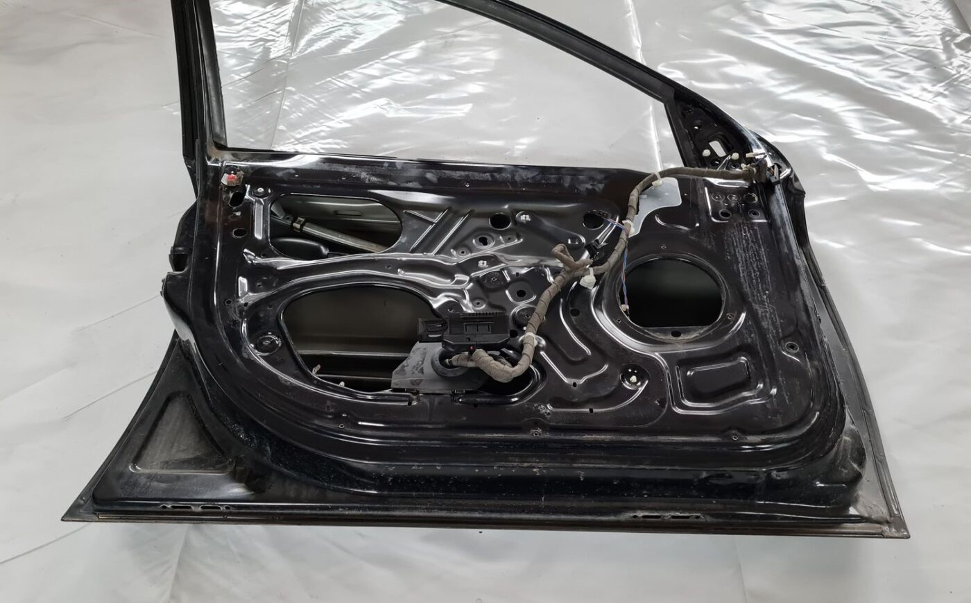 Priekšējās kreisās durvis priekš OPEL VECTRA C 2002 3 Priekšējās kreisās durvis priekš OPEL VECTRA C 2002