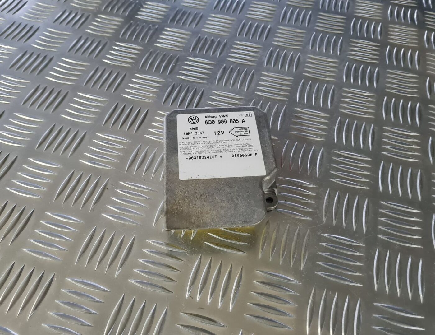 Drošības spilvena vadības bloks priekš VW GOLF IV 1999 1 Drošības spilvena vadības bloks priekš VW GOLF IV 1999