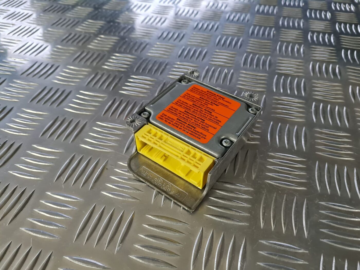 Drošības spilvena vadības bloks priekš VW GOLF IV 1999 3 Drošības spilvena vadības bloks priekš VW GOLF IV 1999