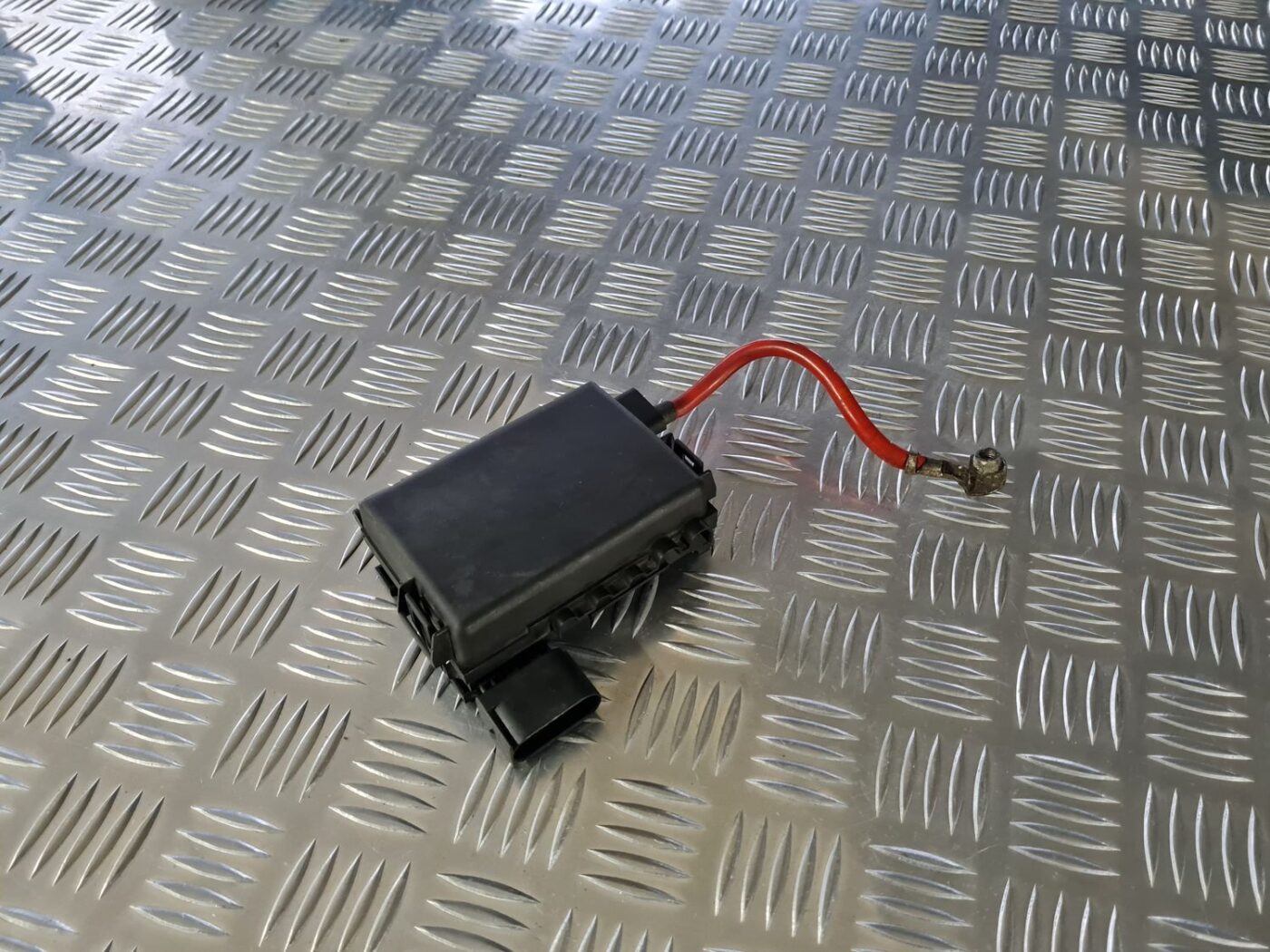 Drošinātāju bloks priekš VW GOLF IV 1999 1 Drošinātāju bloks priekš VW GOLF IV 1999