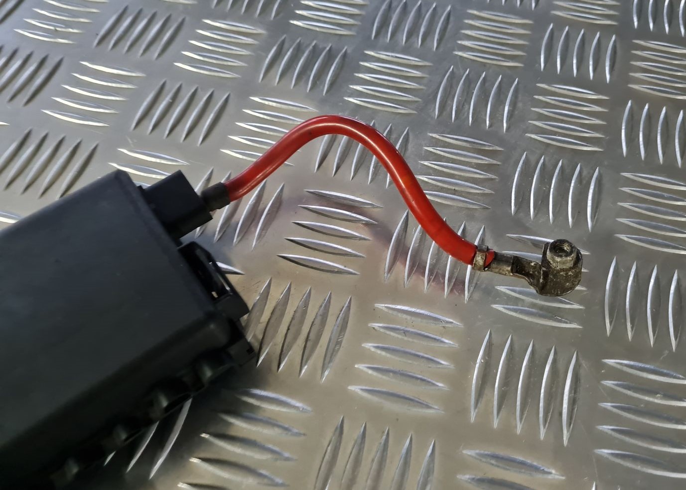 Drošinātāju bloks priekš VW GOLF IV 1999 2 Drošinātāju bloks priekš VW GOLF IV 1999