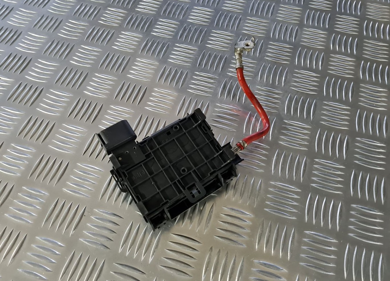 Drošinātāju bloks priekš VW GOLF IV 1999 6 Drošinātāju bloks priekš VW GOLF IV 1999