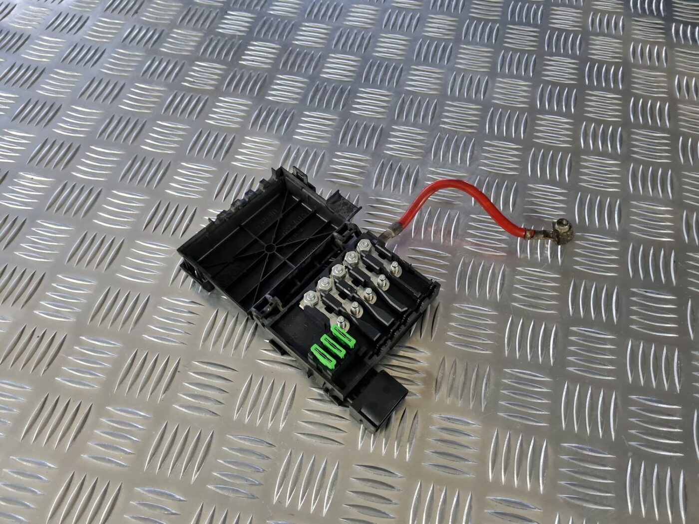 Drošinātāju bloks priekš VW GOLF IV 1999 5 Drošinātāju bloks priekš VW GOLF IV 1999