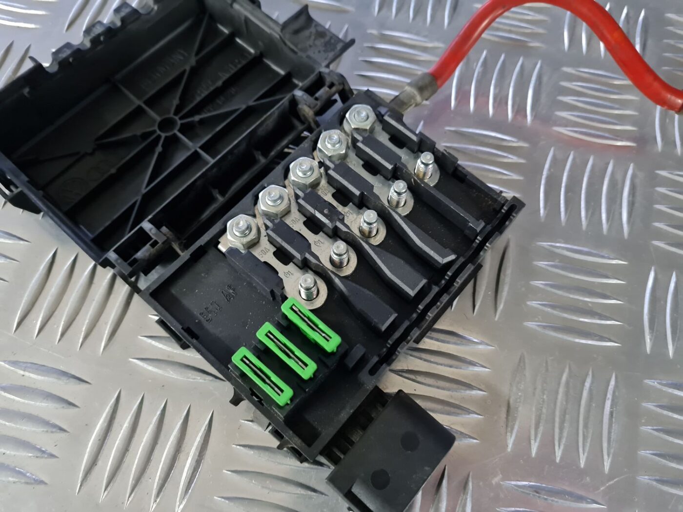 Drošinātāju bloks priekš VW GOLF IV 1999 4 Drošinātāju bloks priekš VW GOLF IV 1999