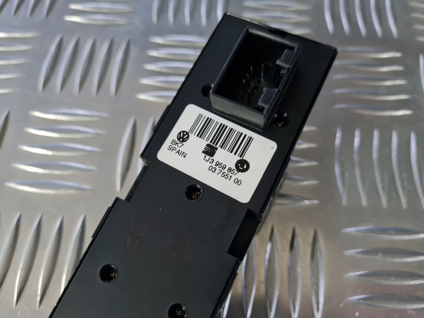 Šofera durvju slēdža pogas priekš VW GOLF IV 1999 3 Šofera durvju slēdža pogas priekš VW GOLF IV 1999