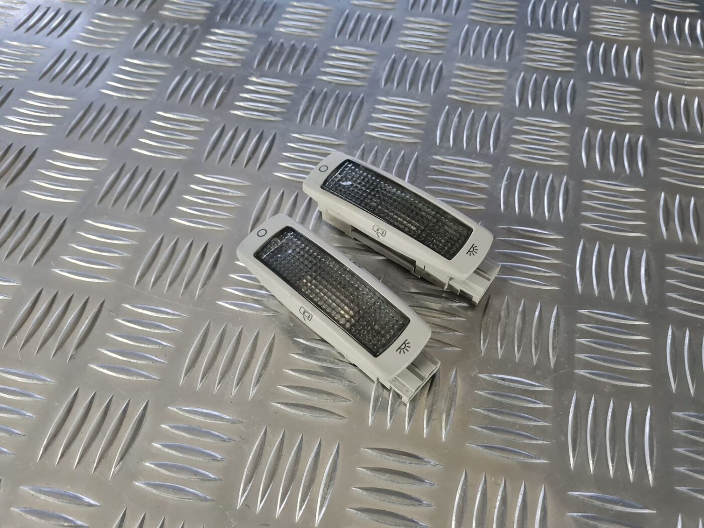 Aizmugurējo sēdvietu apgaismojums priekš VW GOLF IV 1999 1 Aizmugurējo sēdvietu apgaismojums priekš VW GOLF IV 1999