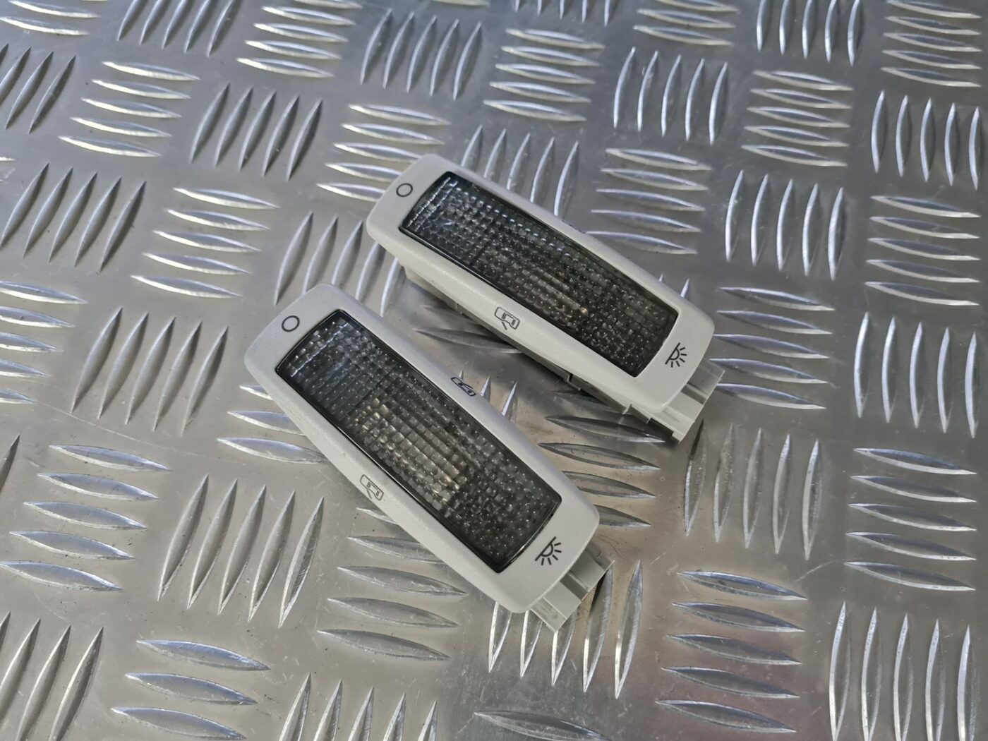 Aizmugurējo sēdvietu apgaismojums priekš VW GOLF IV 1999 2 Aizmugurējo sēdvietu apgaismojums priekš VW GOLF IV 1999