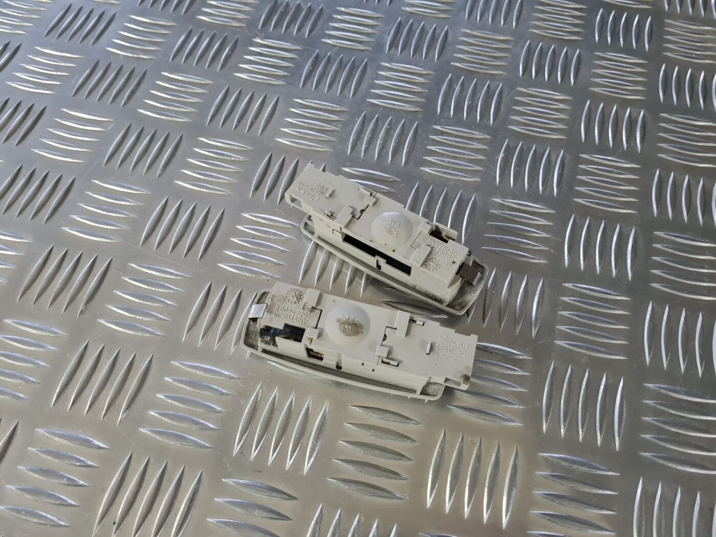 Aizmugurējo sēdvietu apgaismojums priekš VW GOLF IV 1999 3 Aizmugurējo sēdvietu apgaismojums priekš VW GOLF IV 1999