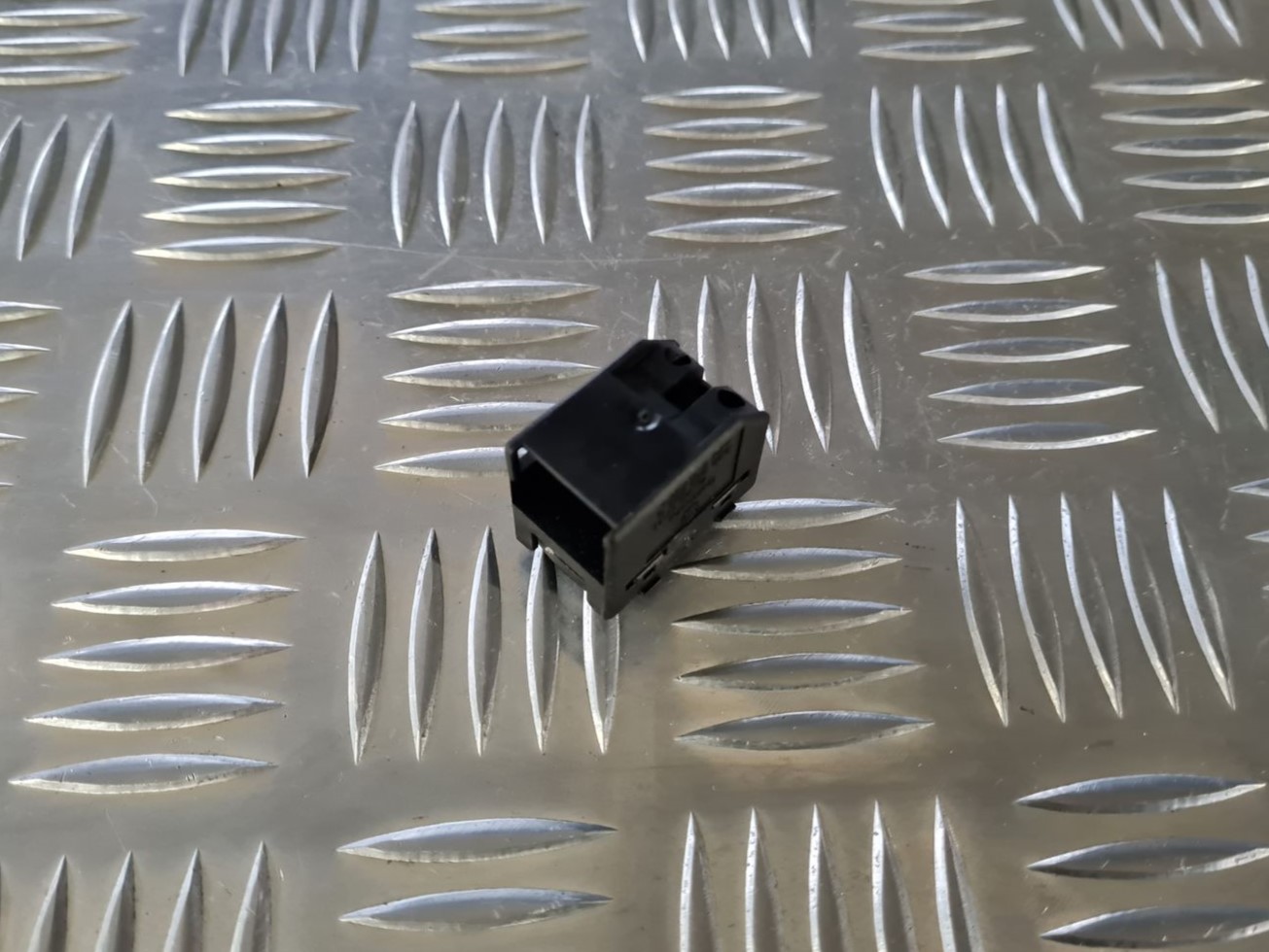 Stikla pacelšanas poga priekš VW GOLF IV 1999 2 Stikla pacelšanas poga priekš VW GOLF IV 1999