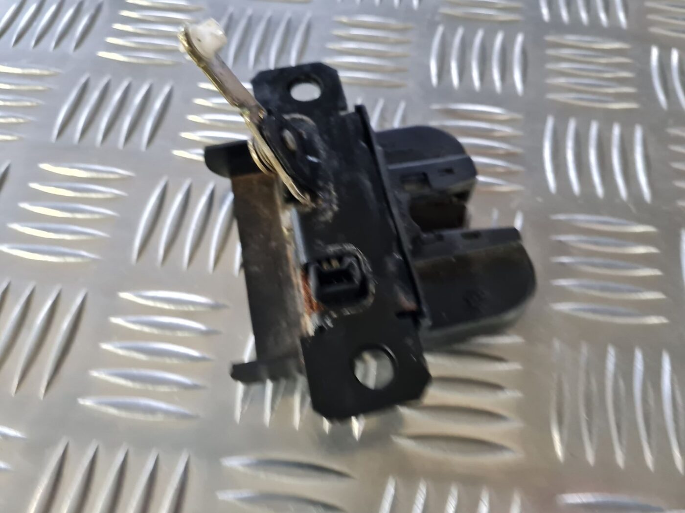 Bagāžnieka vāka slēdzene priekš VW GOLF IV 1999 2 Bagāžnieka vāka slēdzene priekš VW GOLF IV 1999