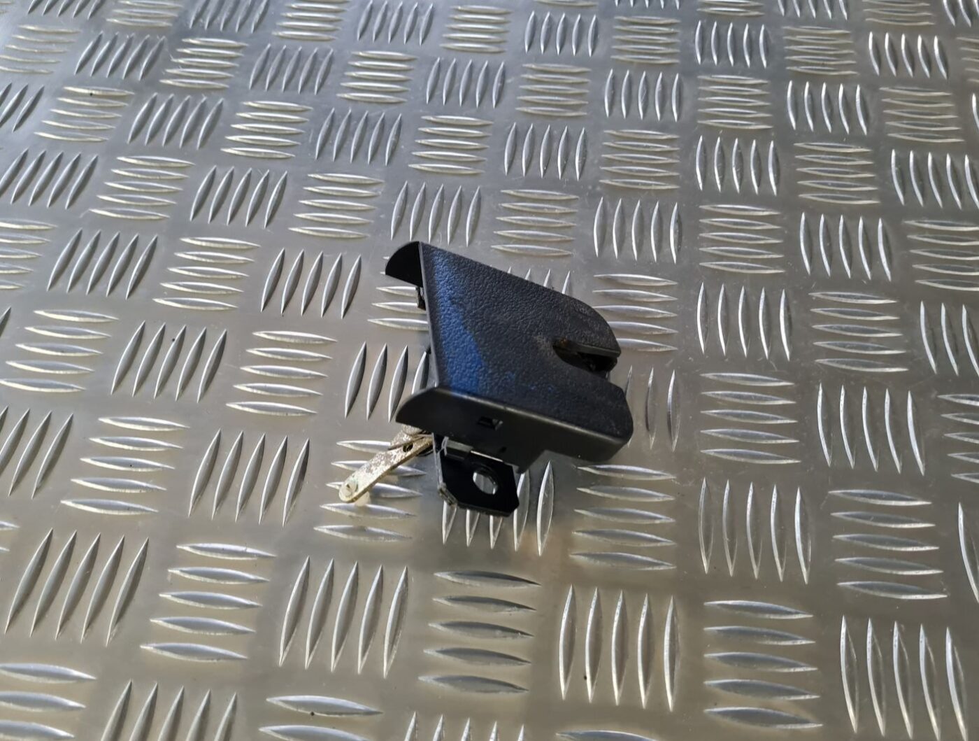 Bagāžnieka vāka slēdzene priekš VW GOLF IV 1999 4 Bagāžnieka vāka slēdzene priekš VW GOLF IV 1999