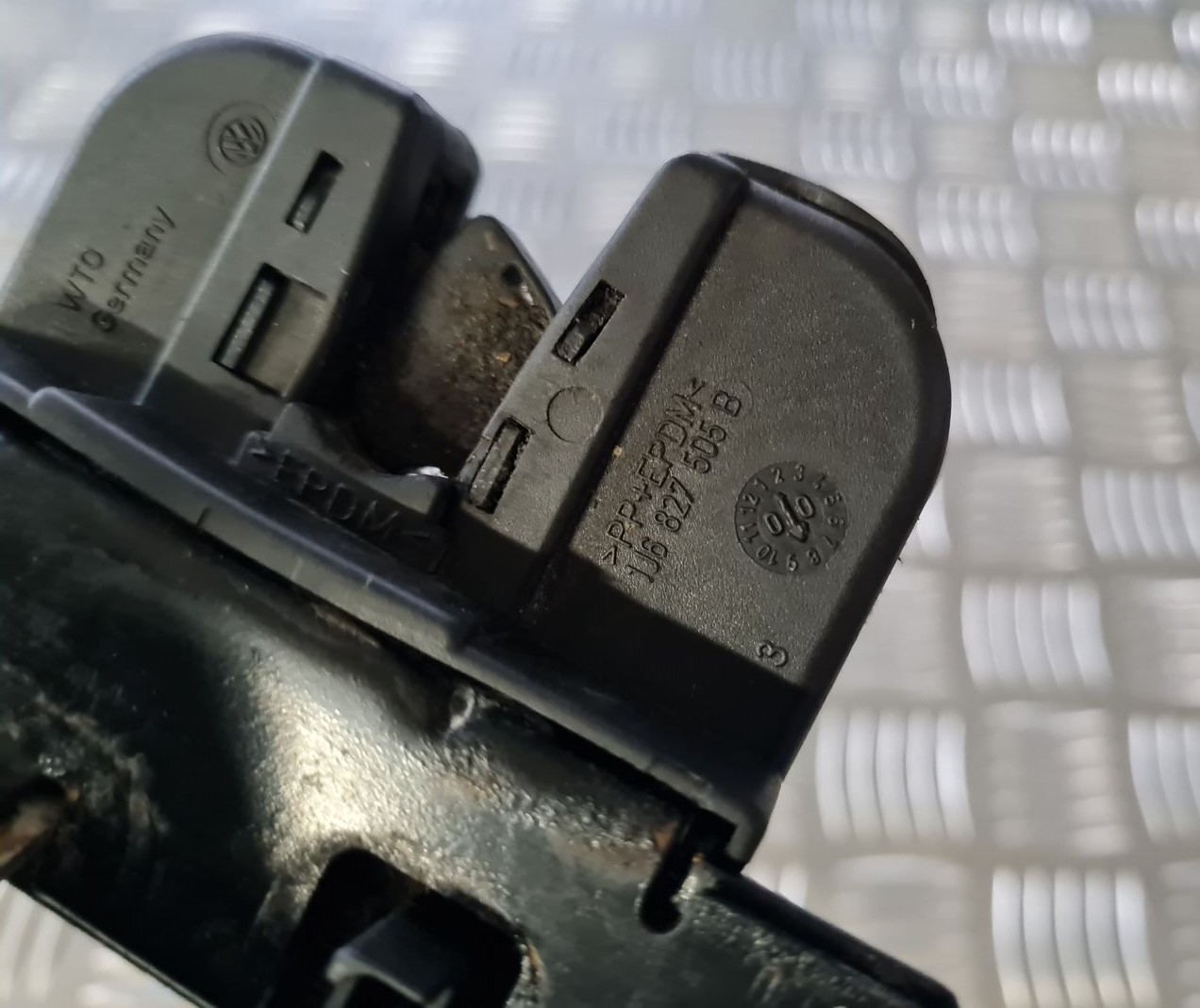 Bagāžnieka vāka slēdzene priekš VW GOLF IV 1999 3 Bagāžnieka vāka slēdzene priekš VW GOLF IV 1999