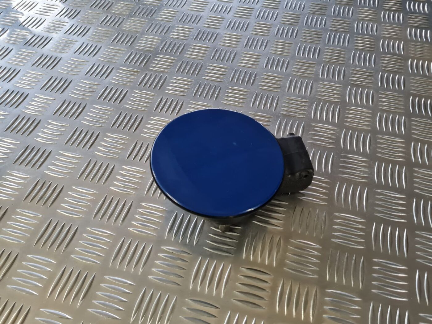 Degvielas tvertnes vāks priekš VW GOLF IV 1999 1 Degvielas tvertnes vāks priekš VW GOLF IV 1999