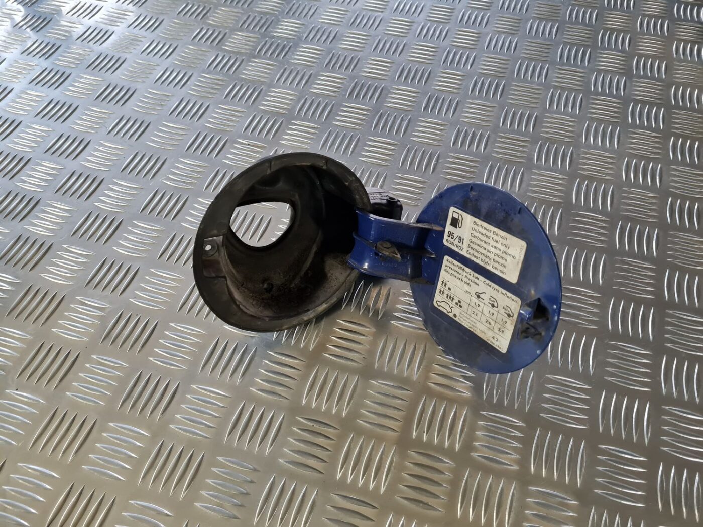 Degvielas tvertnes vāks priekš VW GOLF IV 1999 2 Degvielas tvertnes vāks priekš VW GOLF IV 1999