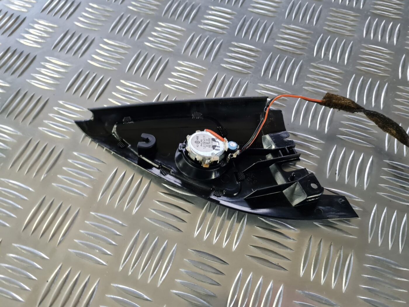 Durvju spoguļa apdares uzlika salonā (ar skaļruni) priekš VW GOLF IV 1999 4 Durvju spoguļa apdares uzlika salonā (ar skaļruni) priekš VW GOLF IV 1999