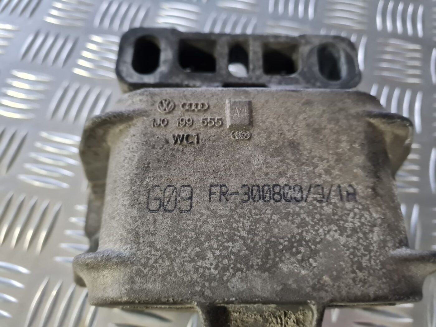 Dzinēja spilvens priekš VW GOLF IV 1999 2 Dzinēja spilvens priekš VW GOLF IV 1999