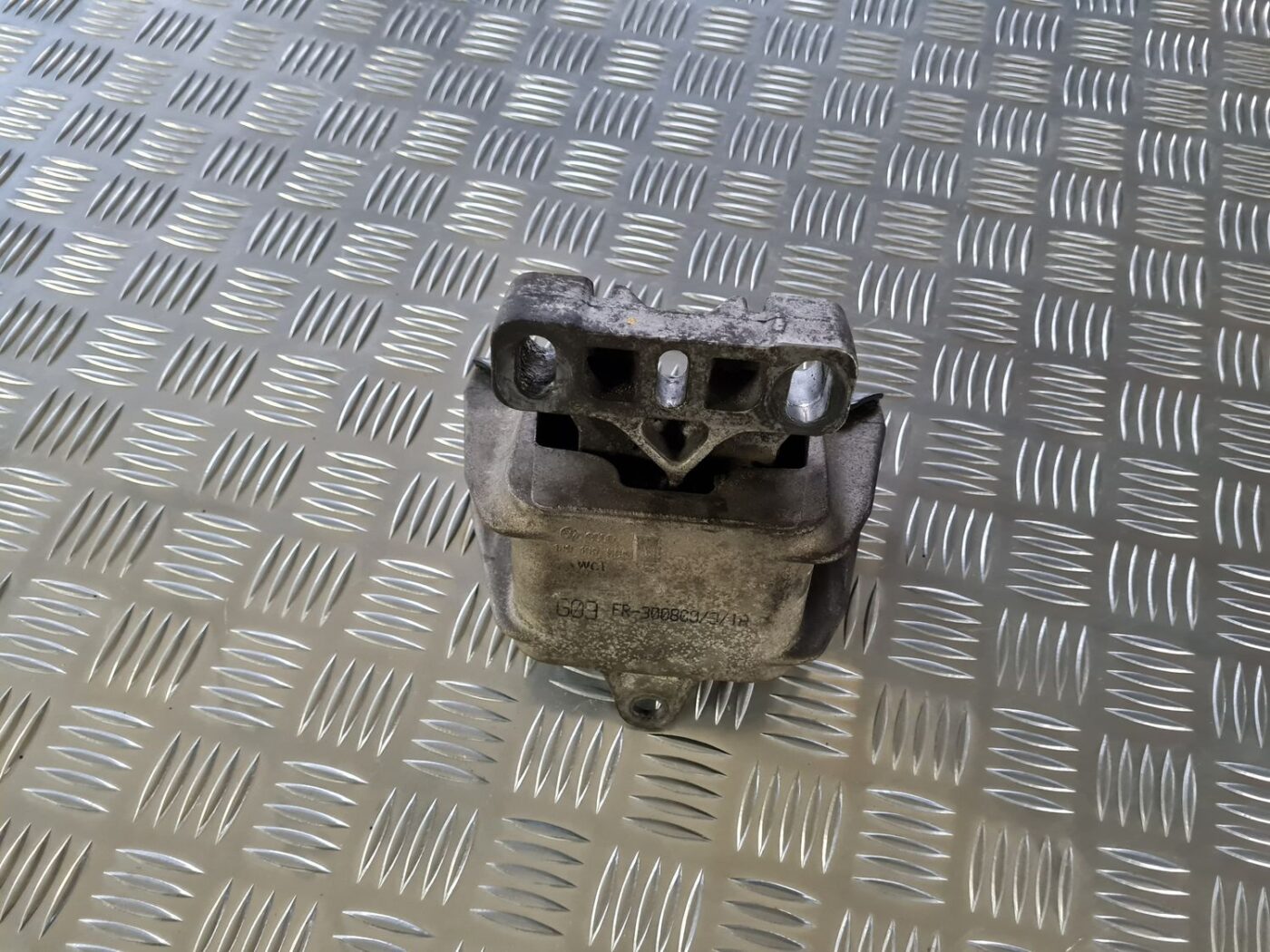 Dzinēja spilvens priekš VW GOLF IV 1999 5 Dzinēja spilvens priekš VW GOLF IV 1999