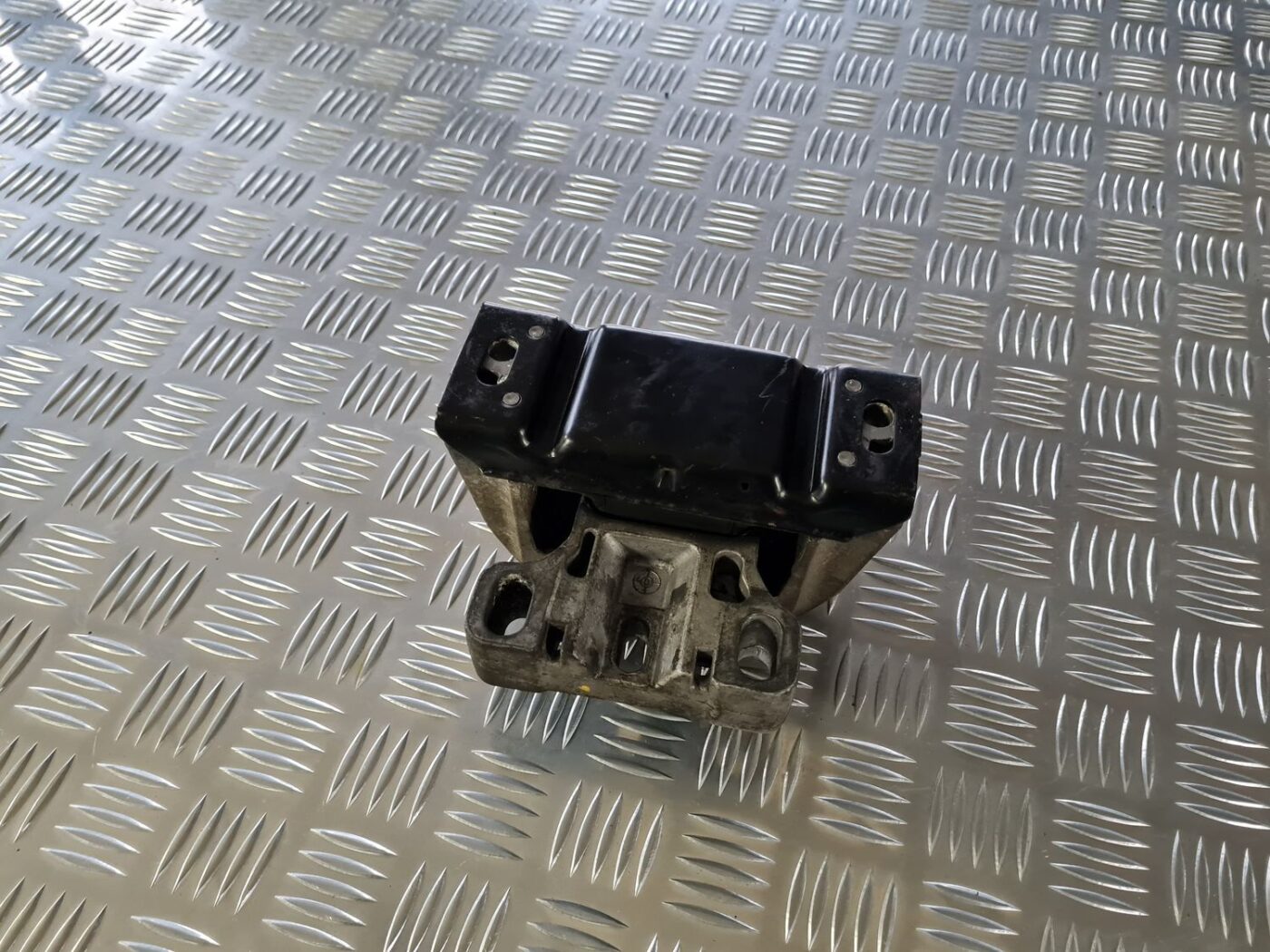 Dzinēja spilvens priekš VW GOLF IV 1999 4 Dzinēja spilvens priekš VW GOLF IV 1999