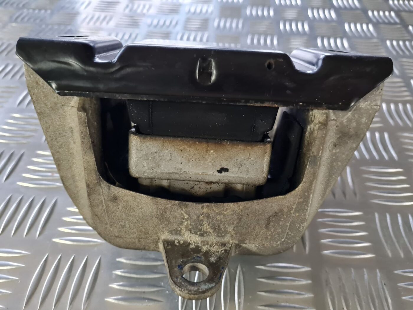 Dzinēja spilvens priekš VW GOLF IV 1999 3 Dzinēja spilvens priekš VW GOLF IV 1999