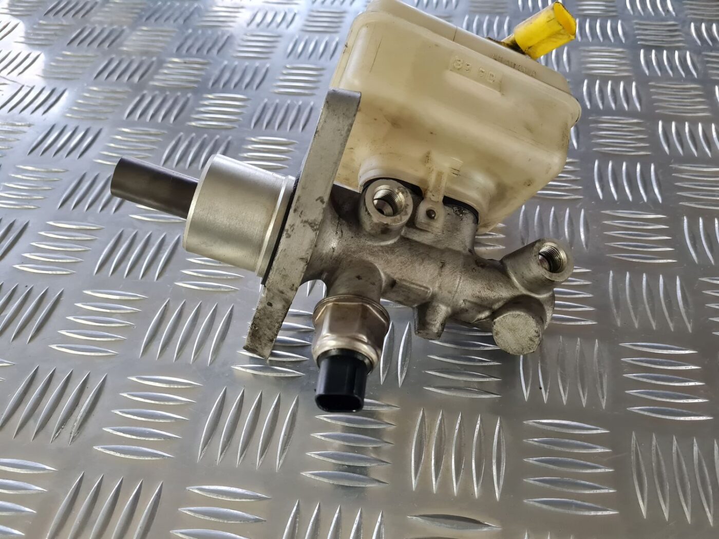 Bremžu pastiprinātāja galvenais cilindrs priekš VW GOLF IV 1999 2 Bremžu pastiprinātāja galvenais cilindrs priekš VW GOLF IV 1999