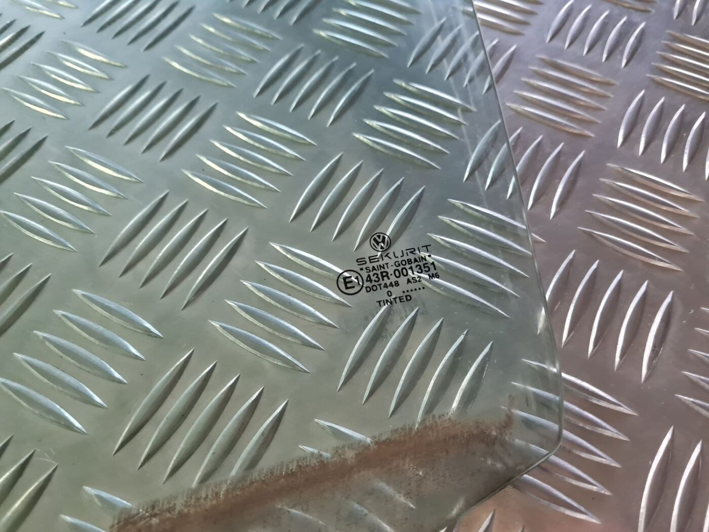 Priekšējo kreiso durvju stikls priekš VW GOLF IV 1999 2 Priekšējo kreiso durvju stikls priekš VW GOLF IV 1999