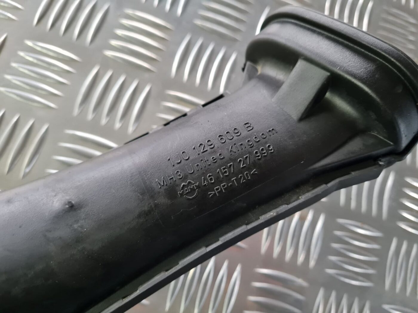 Gaisa ieplūdes šļūtene priekš VW GOLF IV 1999 2 Gaisa ieplūdes šļūtene priekš VW GOLF IV 1999