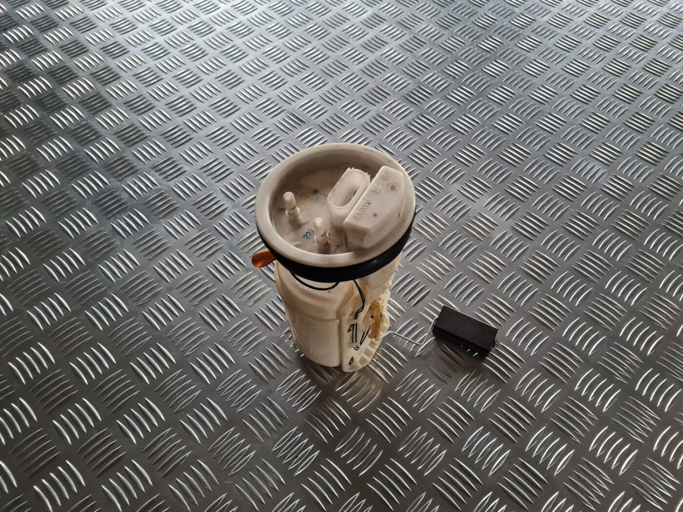 Degvielas tvertnes sūknis priekš VW GOLF IV 1999 1 Degvielas tvertnes sūknis priekš VW GOLF IV 1999