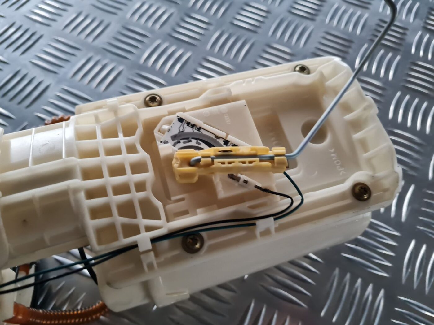 Degvielas tvertnes sūknis priekš VW GOLF IV 1999 7 Degvielas tvertnes sūknis priekš VW GOLF IV 1999