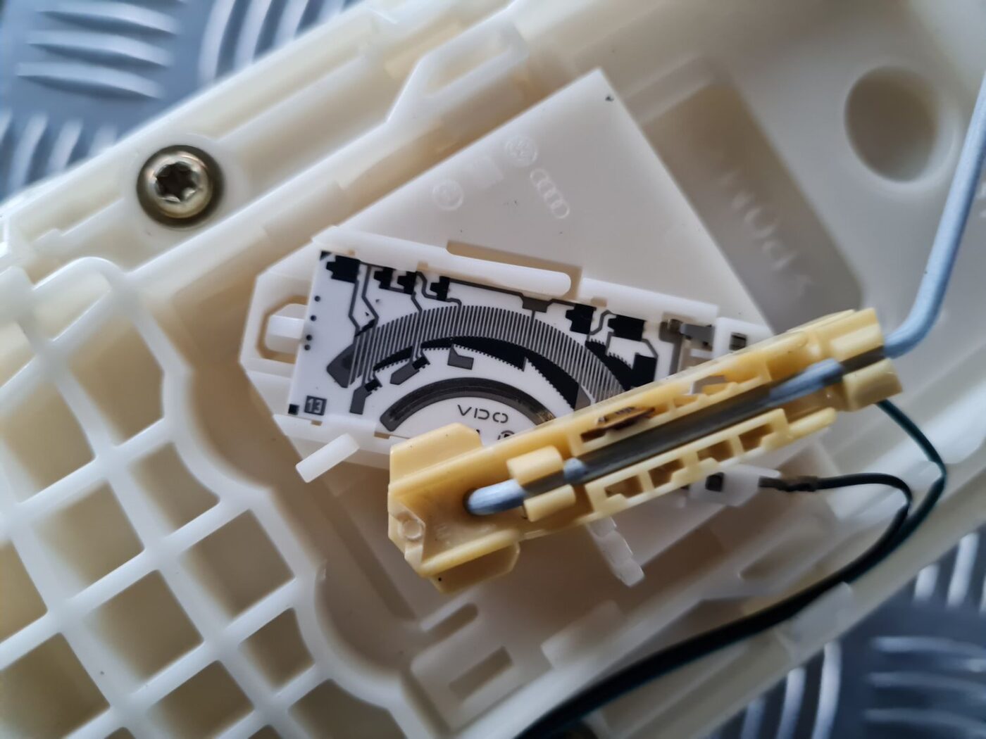 Degvielas tvertnes sūknis priekš VW GOLF IV 1999 6 Degvielas tvertnes sūknis priekš VW GOLF IV 1999