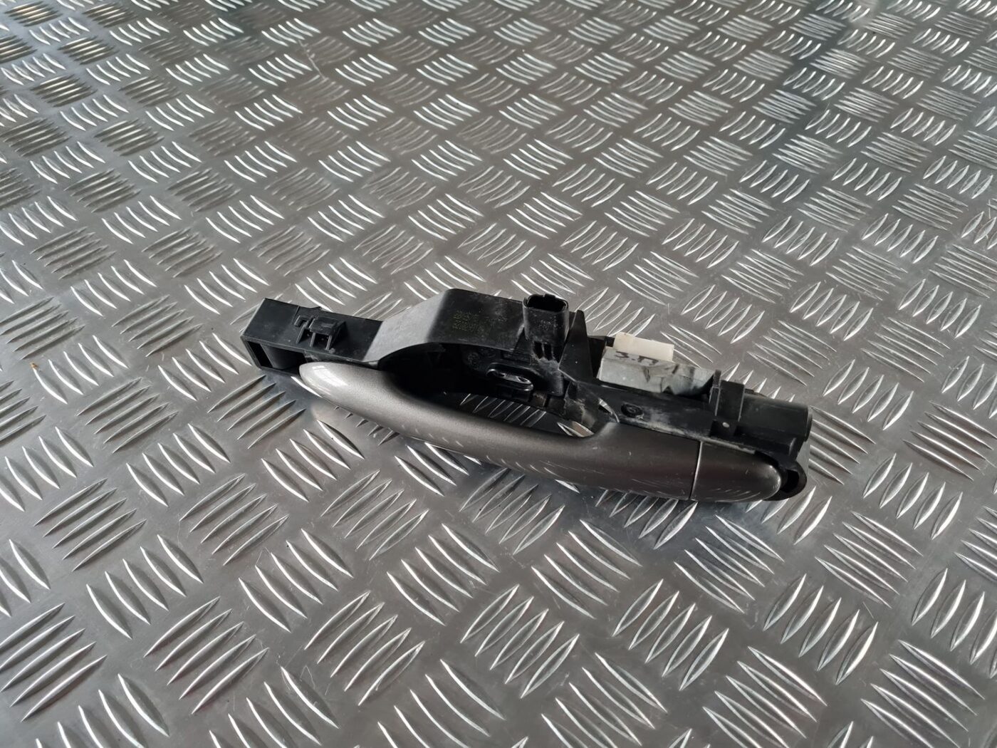 Aizmugurējāis labais durvju rokturis priekš RENAULT LAGUNA 2008 2 Aizmugurējāis labais durvju rokturis priekš RENAULT LAGUNA 2008