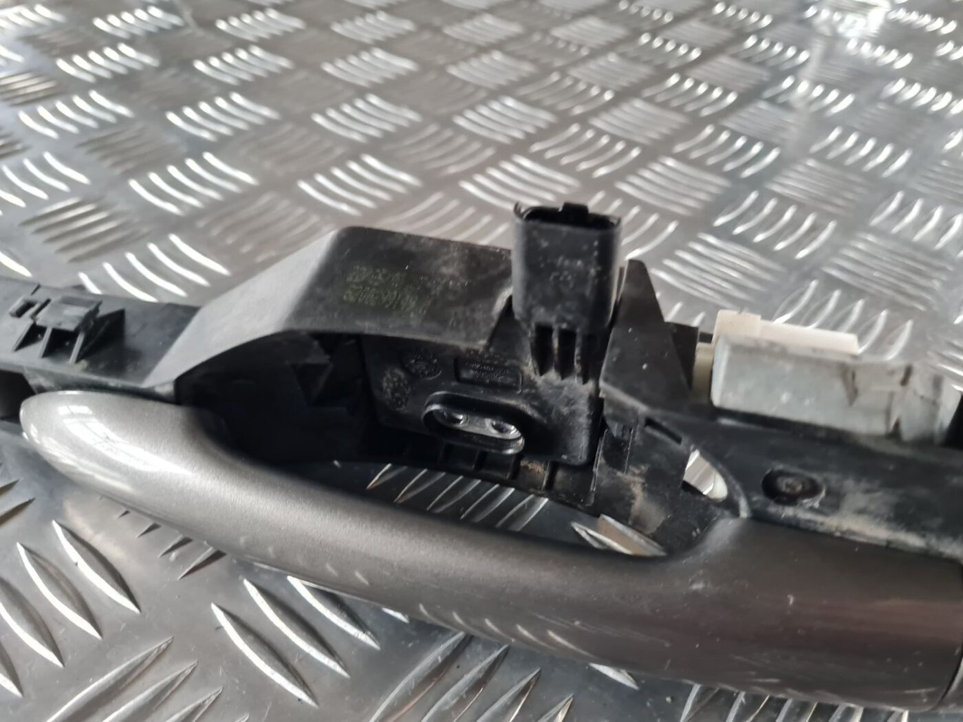 Aizmugurējāis labais durvju rokturis priekš RENAULT LAGUNA 2008 5 Aizmugurējāis labais durvju rokturis priekš RENAULT LAGUNA 2008